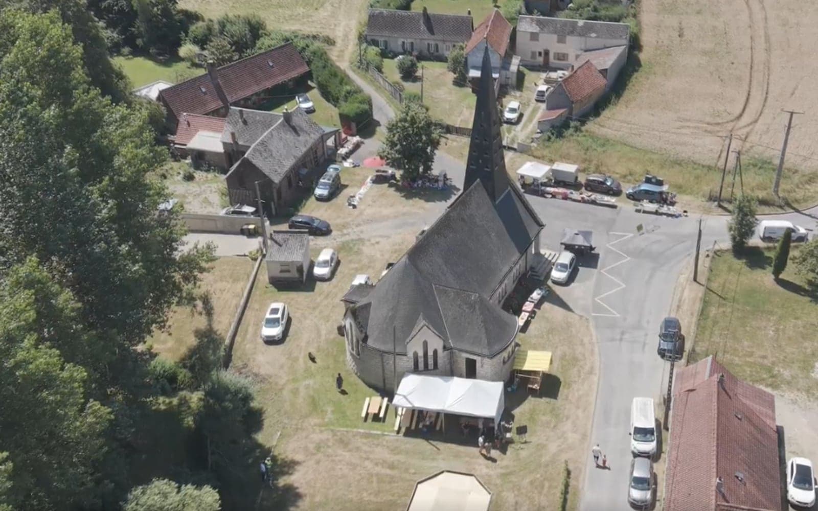 Vue aérienne de la brocante d’Inval-Boiron autour de l’église