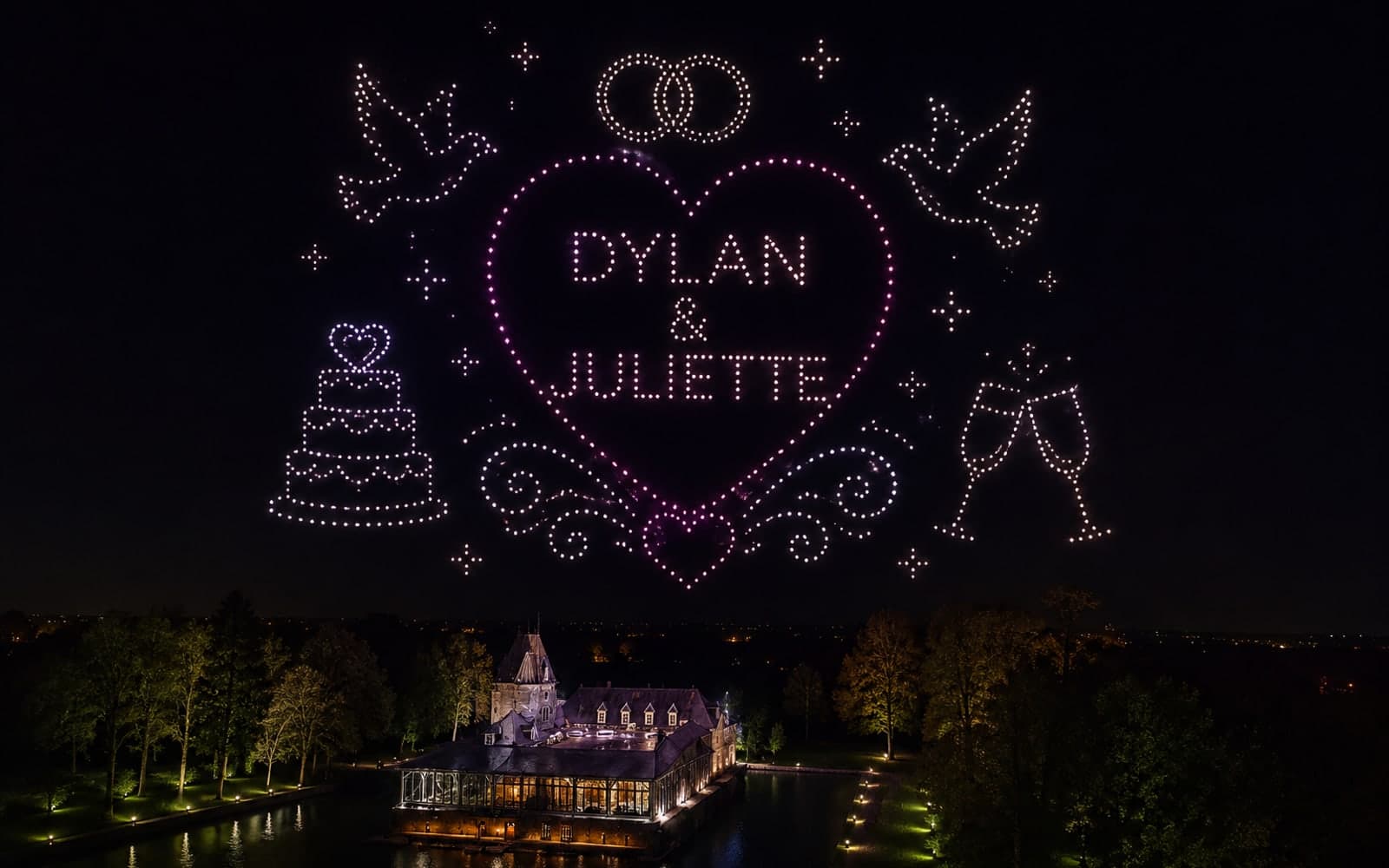 Spectacle de drones lumineux pour un mariage : cœur et prénoms dans le ciel nocturne