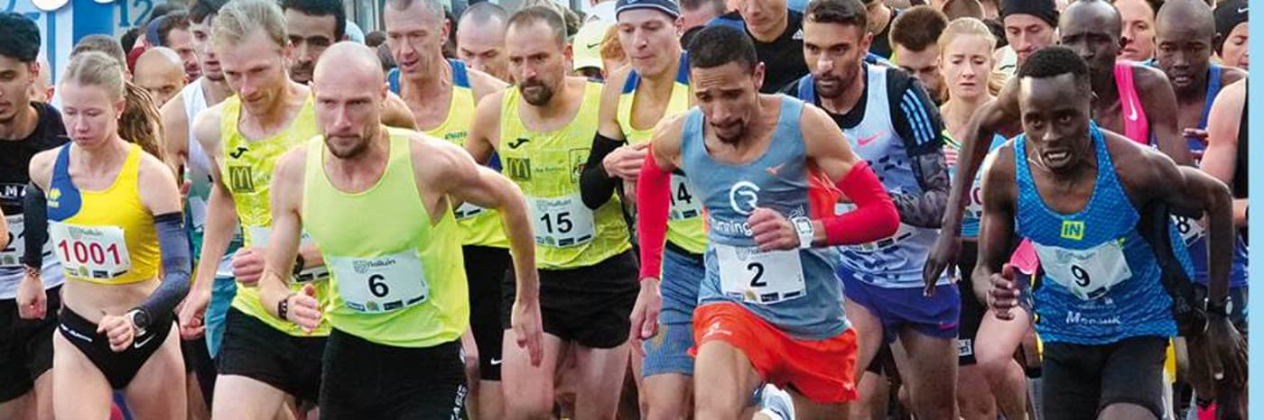 Départ des 49es Foulées Halluinoises — peloton de coureurs sur la ligne de départ