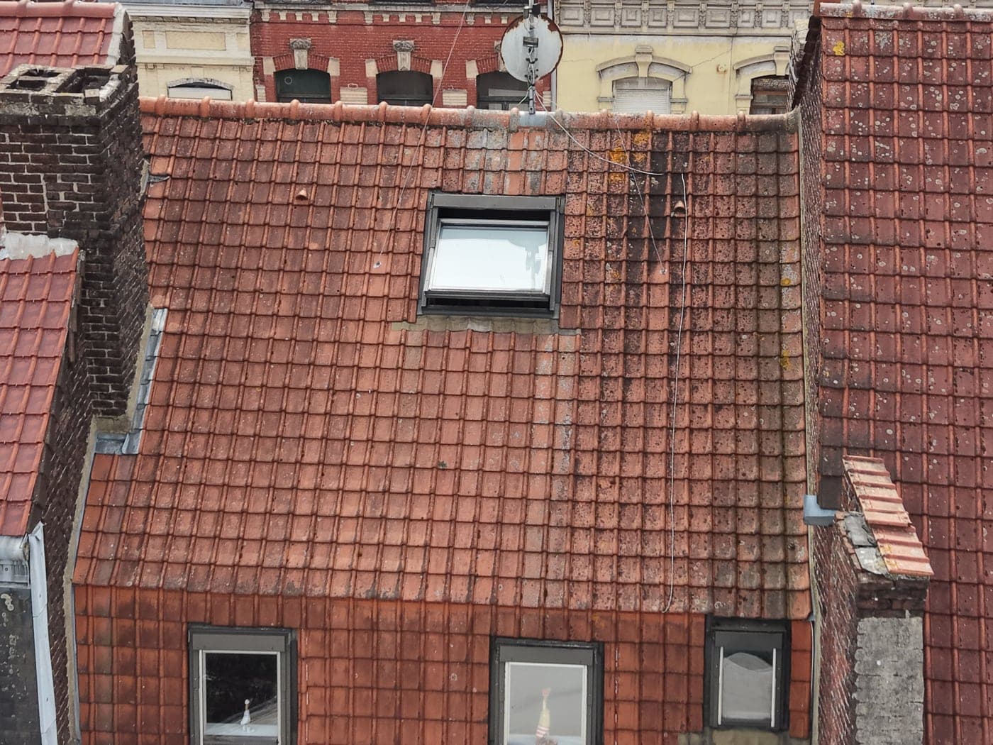 Toiture inspectée par drone, vue rapprochée