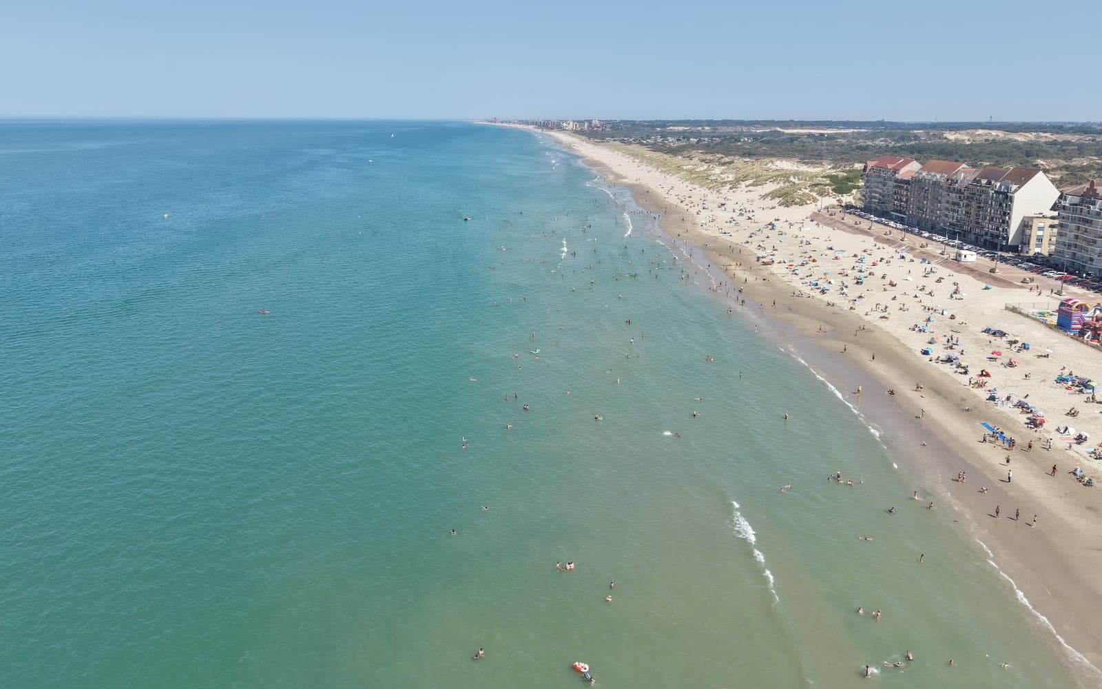 Vue aérienne du littoral des Hauts-de-France, plage et mer