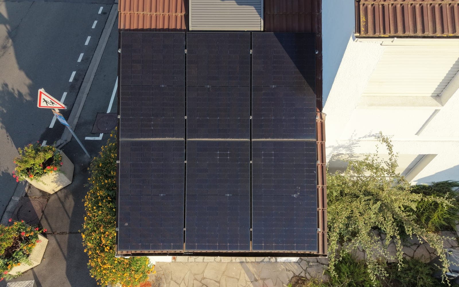Panneaux solaires vus du dessus par drone après nettoyage