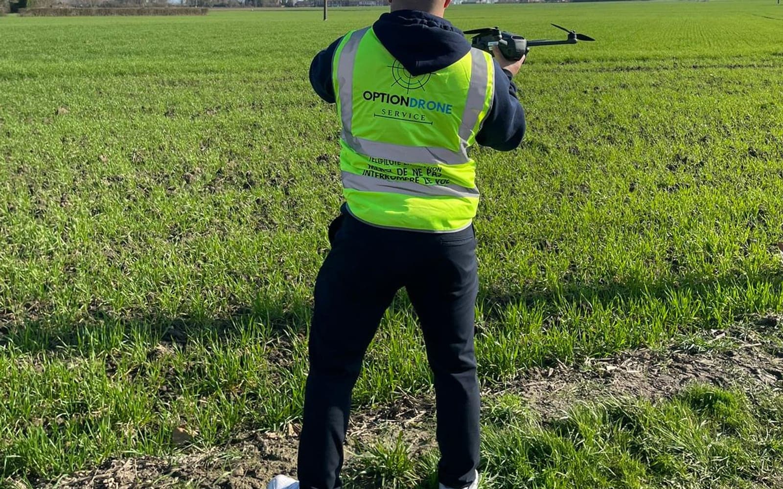 Télépilote Option Drone Service en prise de vue sur le terrain