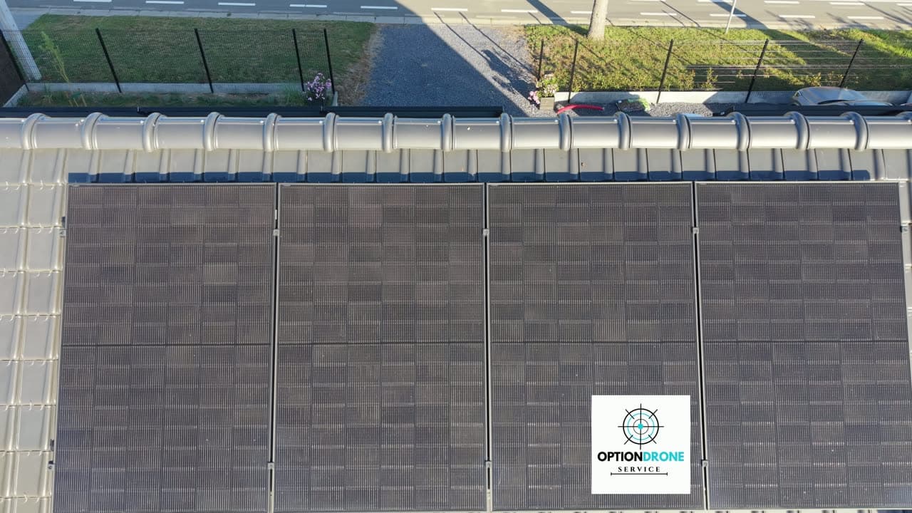 Toiture inspectée par drone, vue aérienne