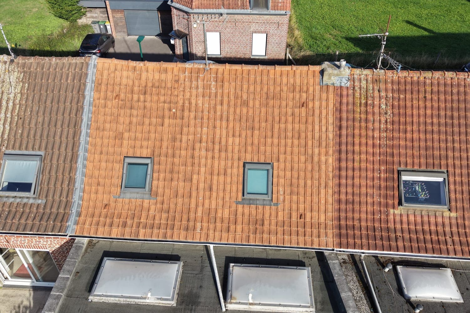 Toiture nettoyée à Roncq après démoussage à la perche télescopique