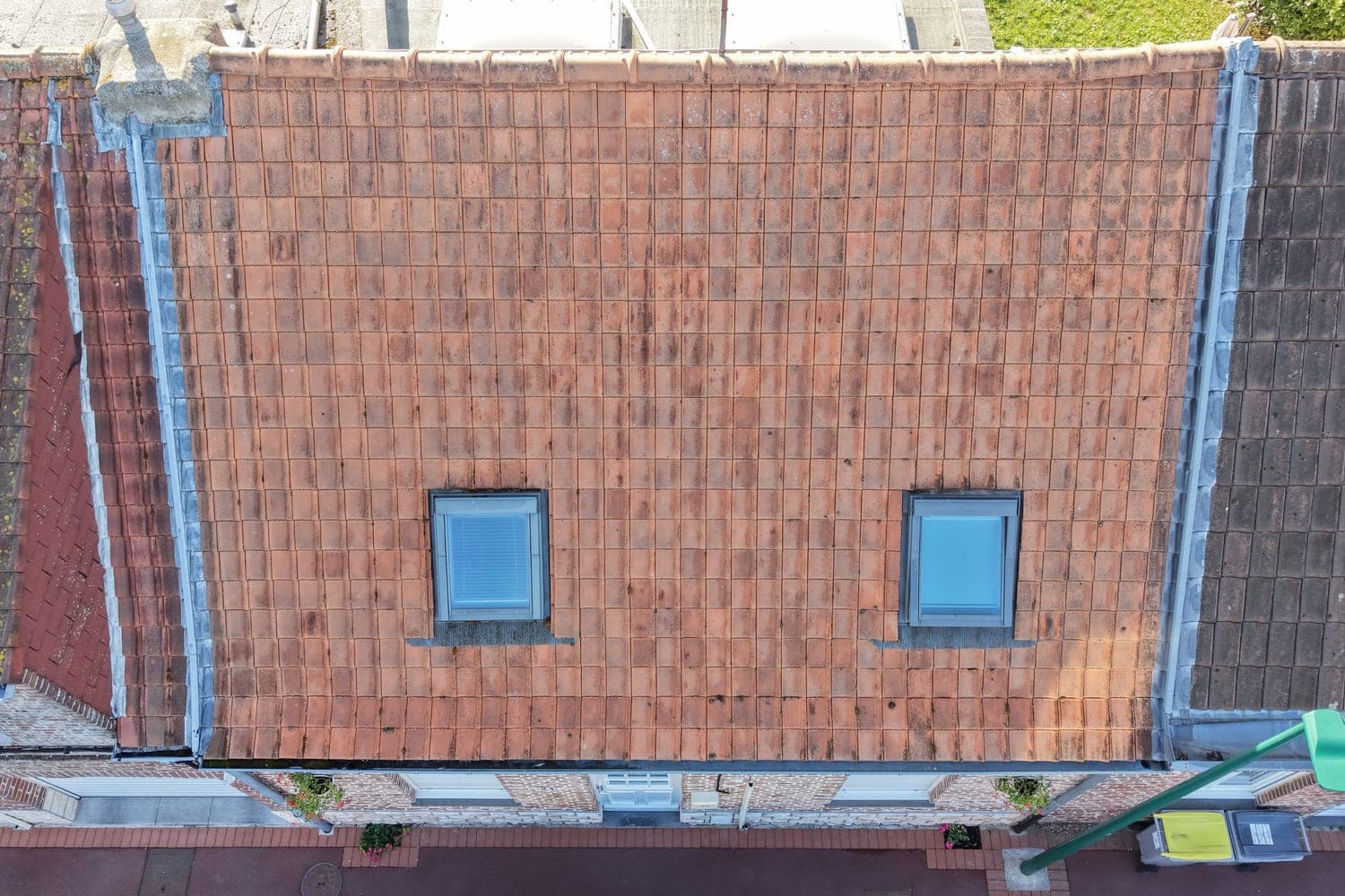 Toiture en tuiles nettoyée à Roncq après démoussage depuis le sol