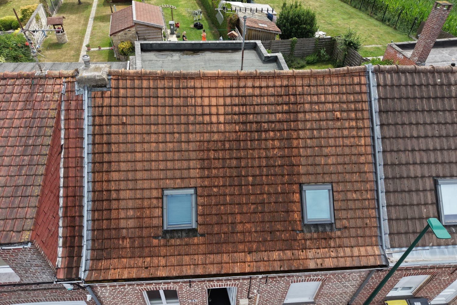 Toiture en tuiles couverte de mousses à Roncq, avant traitement