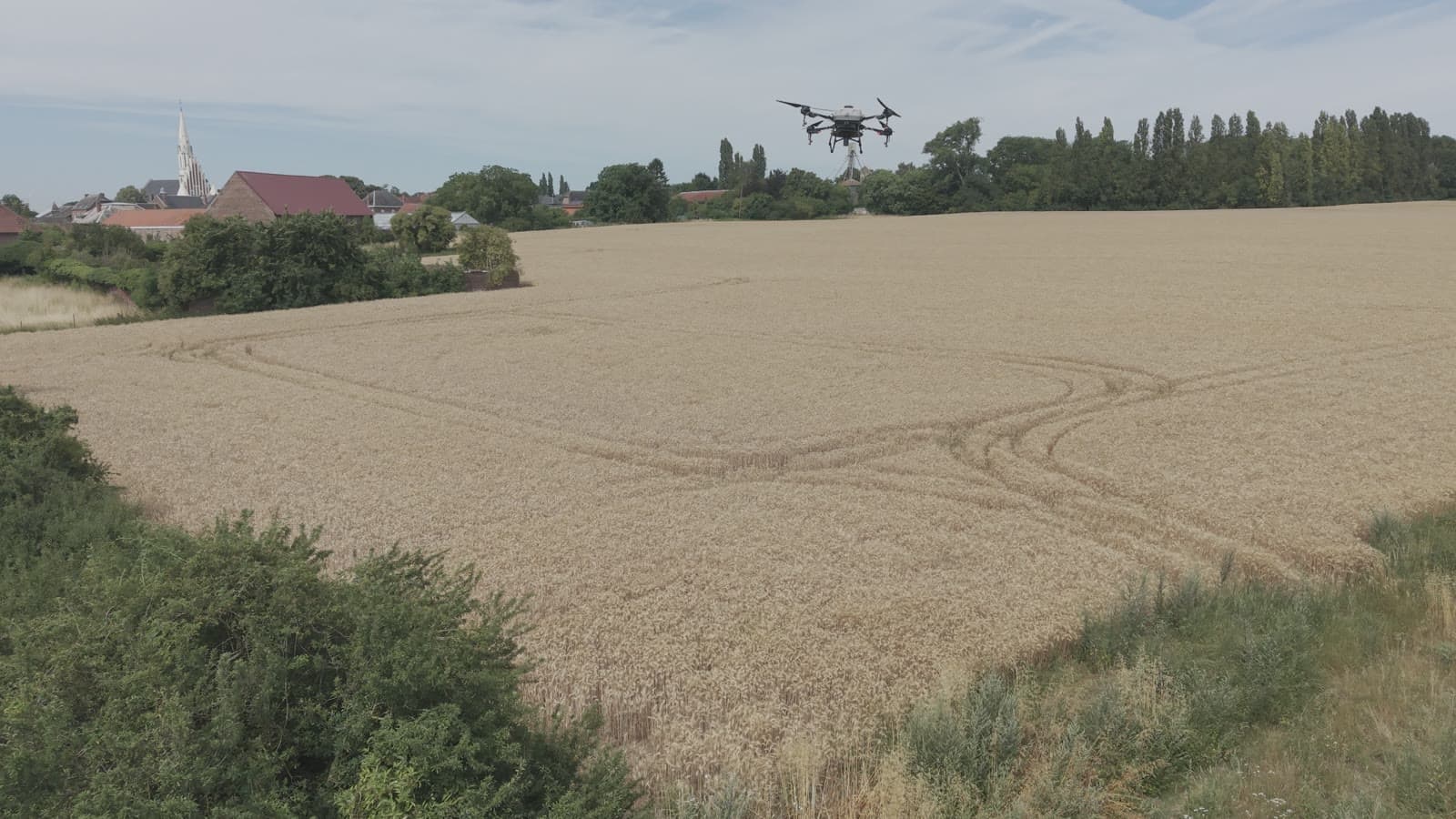 Drone agricole au-dessus des cultures près d’un village