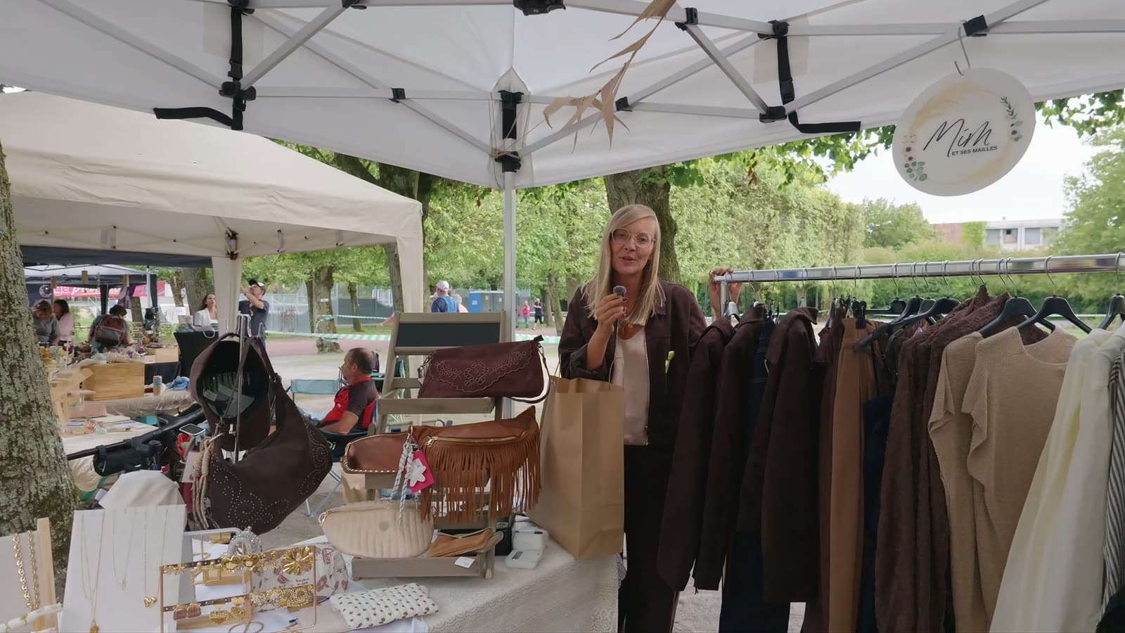 Marche illuminée de l’événement hope&go, la nuit, au Jardin de la Paix à Halluin
