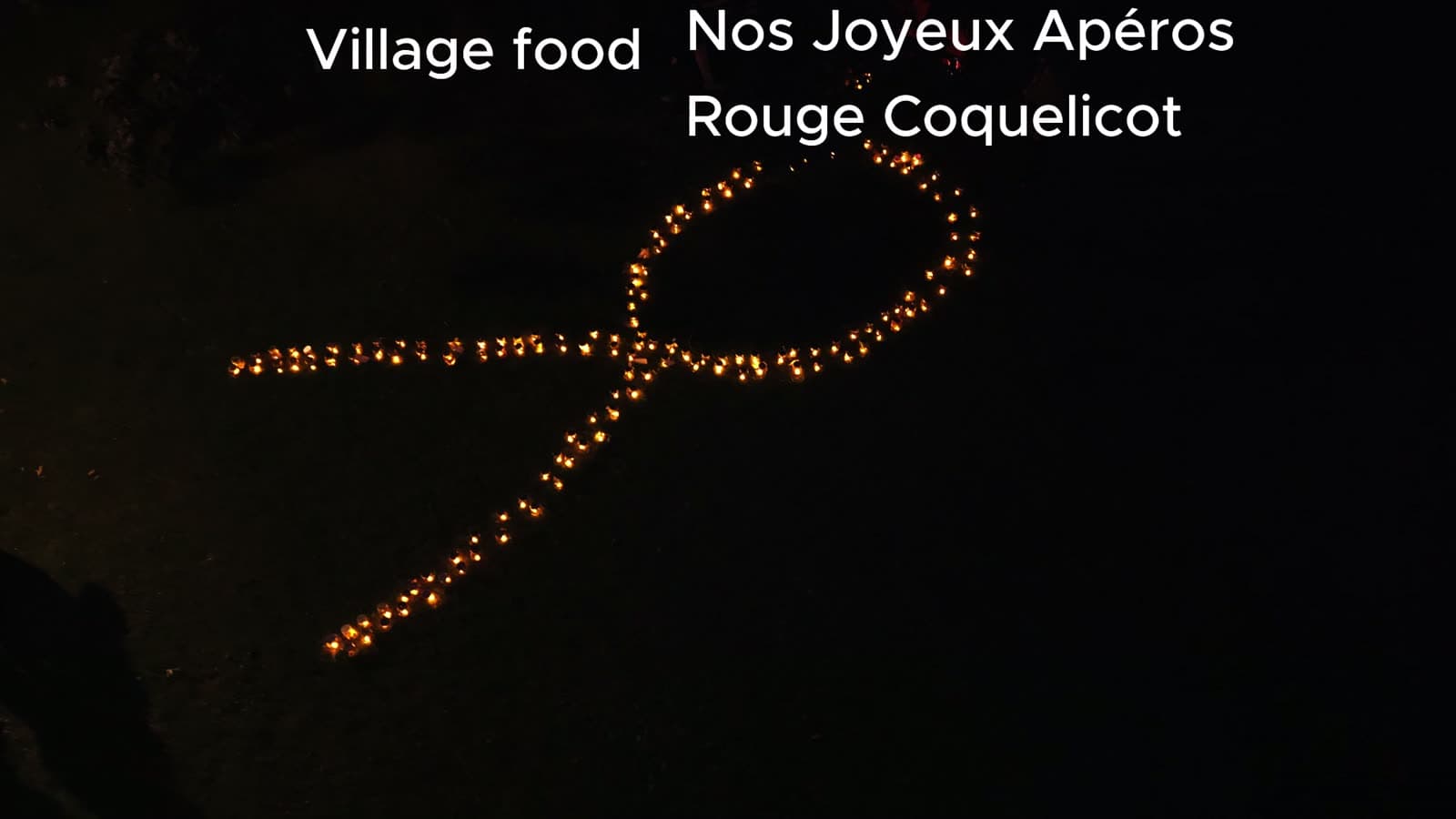 Ruban de lutte contre le cancer formé par des lumières, la nuit