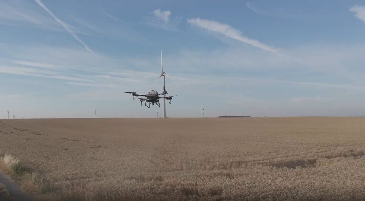 Drone agricole en vol au-dessus d’un champ