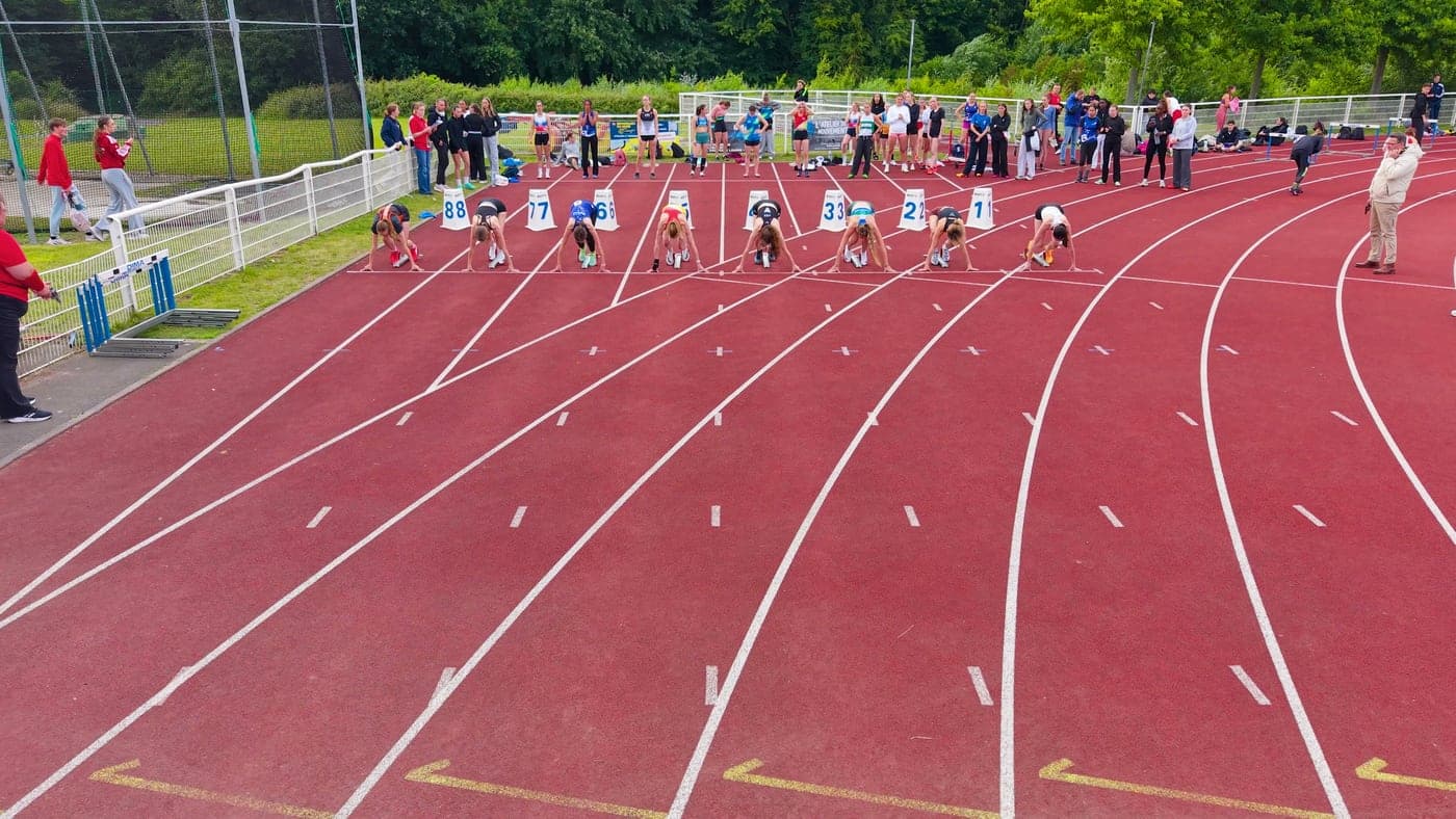Athlètes au départ d’une course, vue par drone