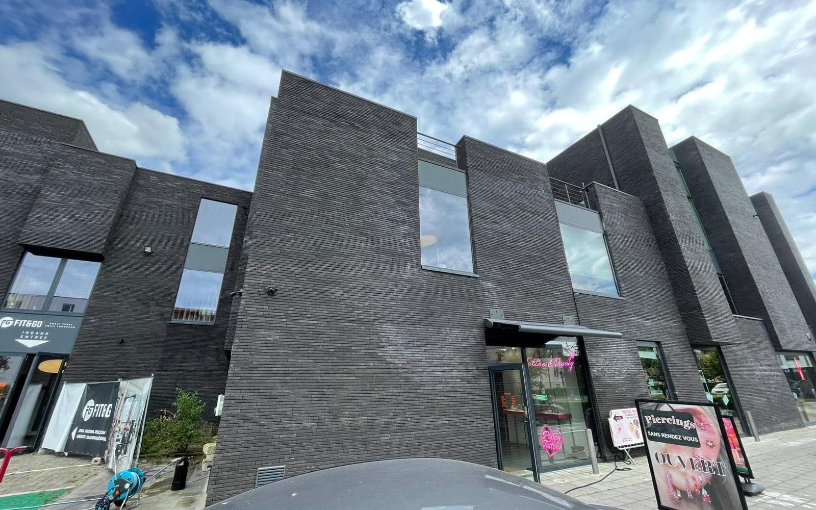 Façade d’un bâtiment moderne en brique, entretien technique