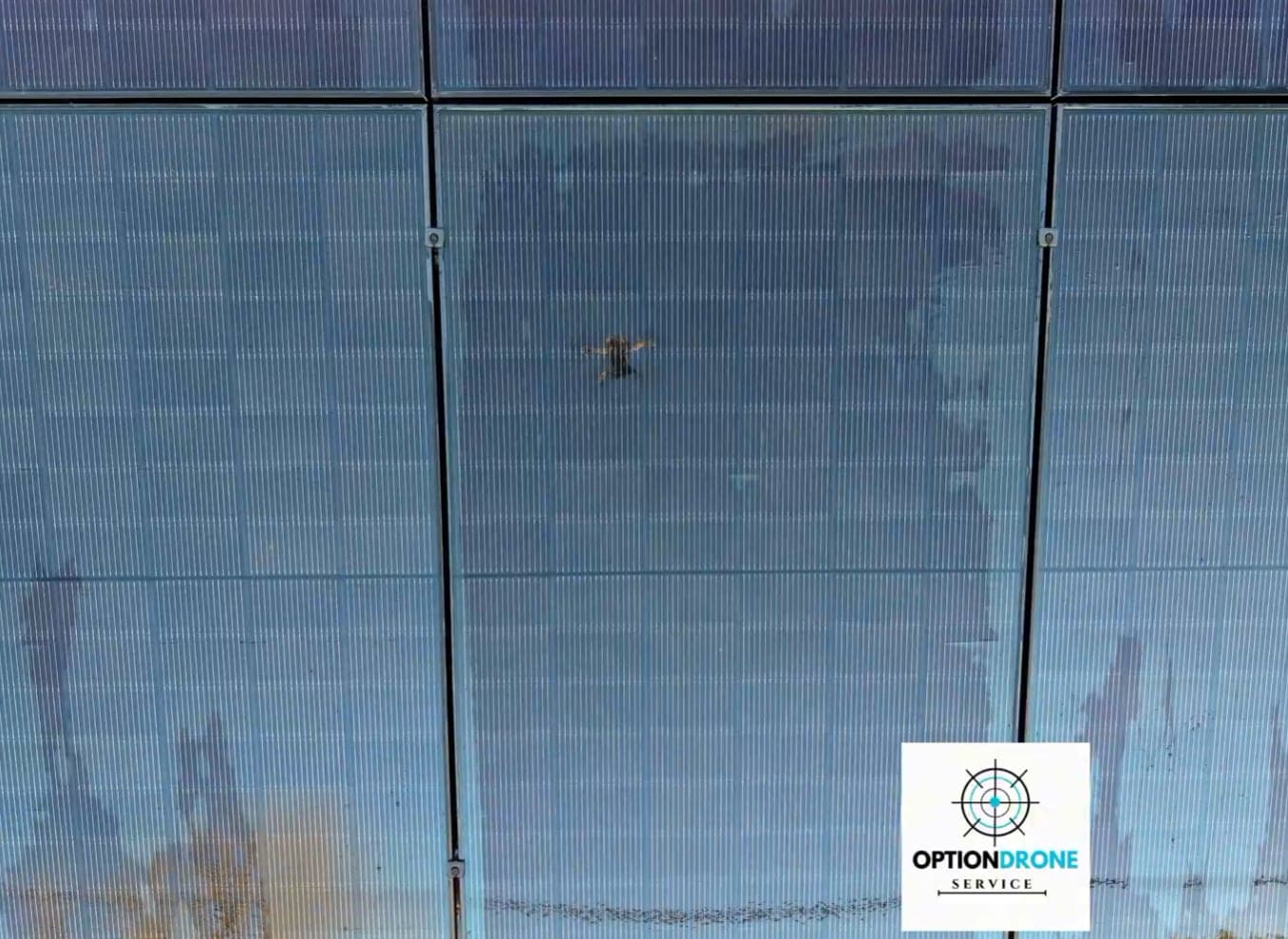Panneaux solaires en toiture inspectés par drone