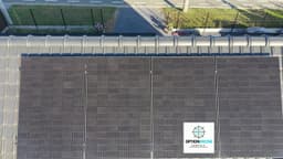 Toiture inspectée par drone, vue aérienne