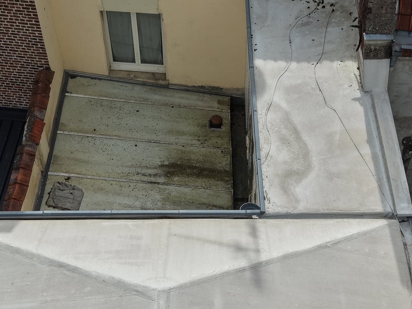 Toit vitré nettoyé depuis le sol chez un client